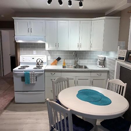 Newly Renovated Basement Suite! Летбридж Екстериор снимка
