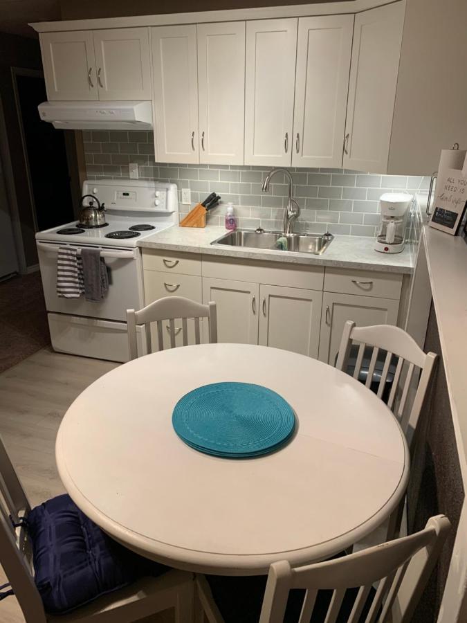 Newly Renovated Basement Suite! Летбридж Екстериор снимка