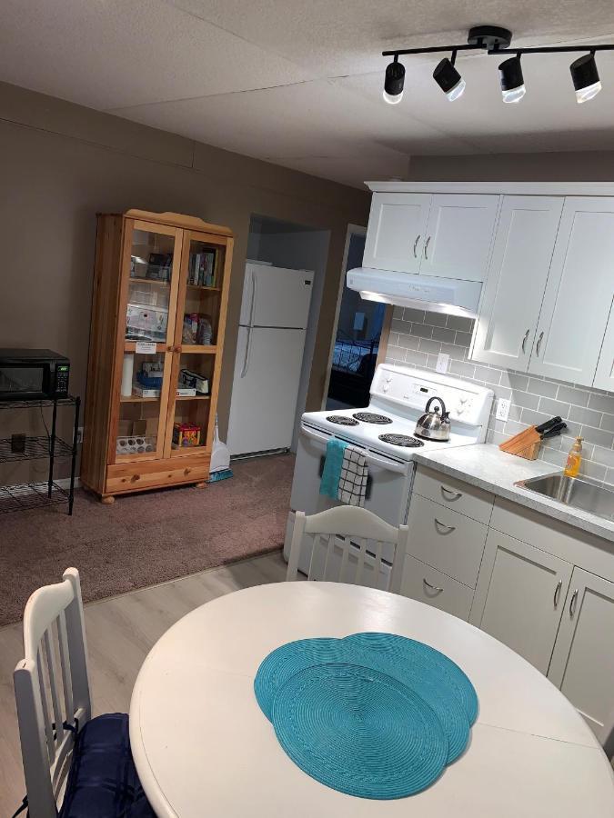 Newly Renovated Basement Suite! Летбридж Екстериор снимка
